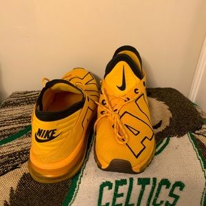 Men’s yellow and black Airmax